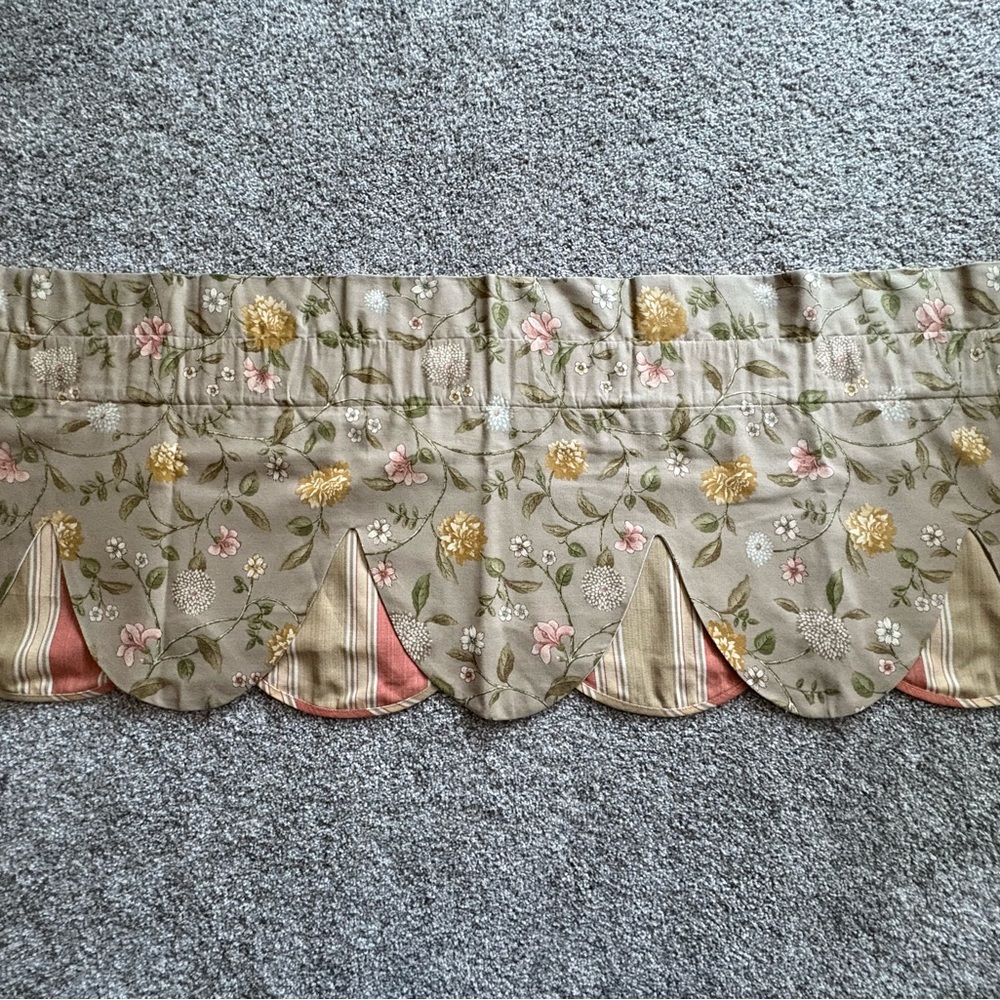 Floral Scalloped Valance (one pair)